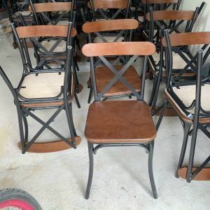 Ghế nhà hàng chữ X khung sắt mặt gỗ